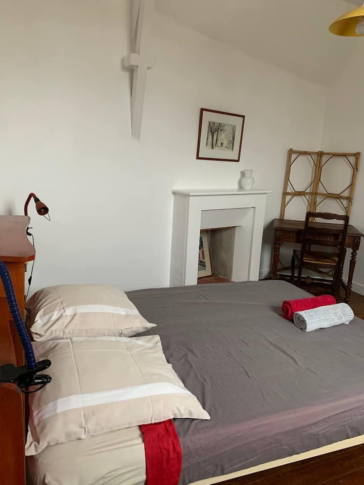 חדר שינה 2.
בחדר שינה 2 יש מיטה זוגית גדולה, שולחן כתיבה וריהוט אחסון. האח (גורל) והקורות החשופות מעניקות לחדר הזה הרבה קסם!