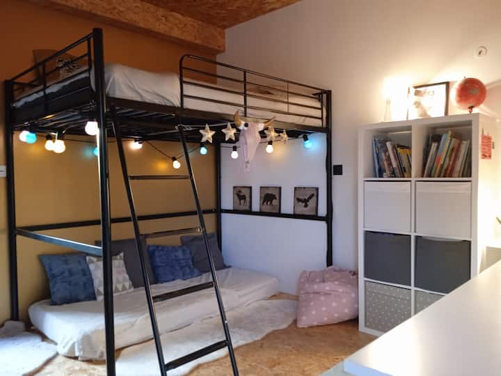 غرفة نوم 4 مع 1 ميزانين مزدوج 140 × 200 ومرتبة أرضية 90 × 200