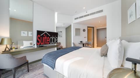 Bright Deluxe Studio canal view by Suiteable