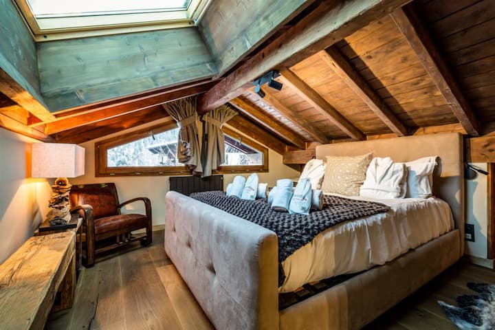 Dormitorio doble en el Mazot con cama tamaño king. ¡Cuidado con la cabeza !