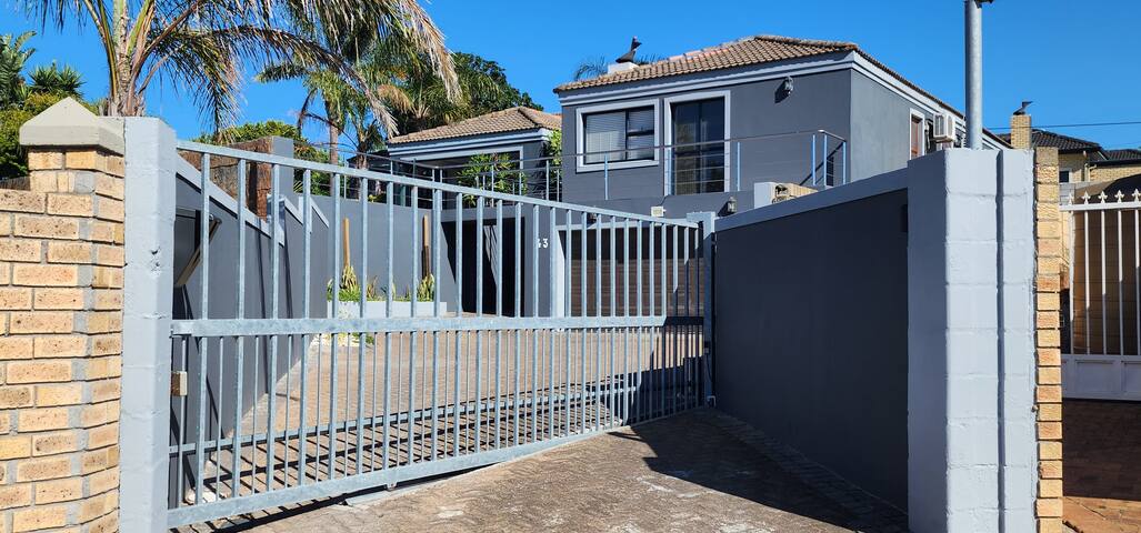 Champers with a view. Sleeps 6-8 gallery image 3