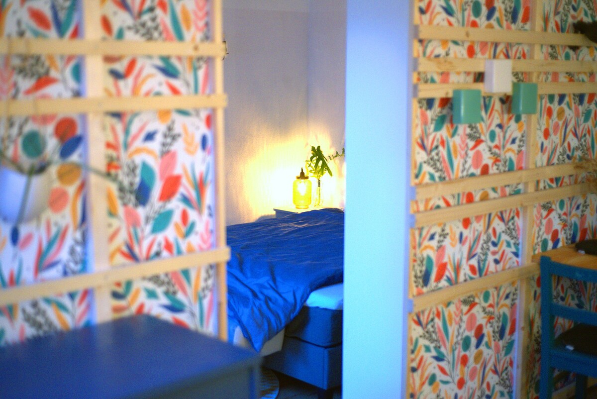 ชั้นวางของทำหน้าที่เป็นตัวแบ่งห้องระหว่างพื้นที่นั่งเล่นและพื้นที่นอน พวกเขาเสนอโอกาสจัดเก็บสัมภาระและ Co.