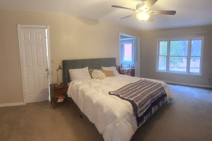 Главна спална соба со брачен кревет (широк 180-220 см) 
