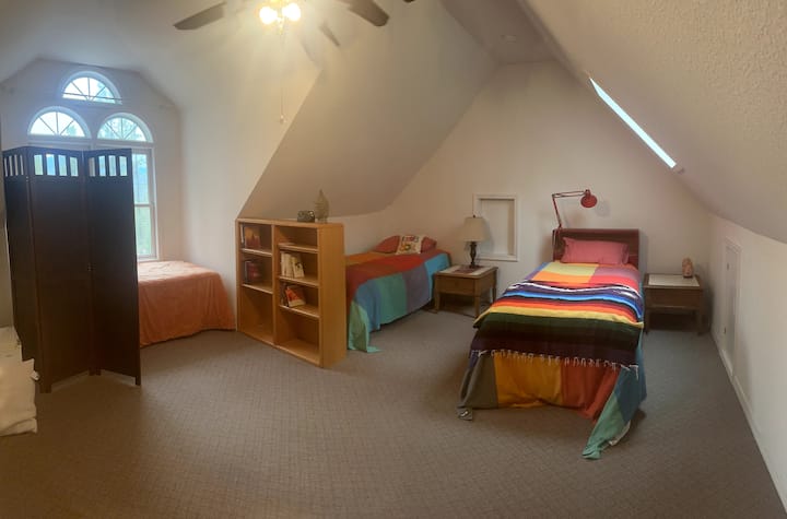 Станбена соба на горниот кат со три близнаци и еден брачен кревет 