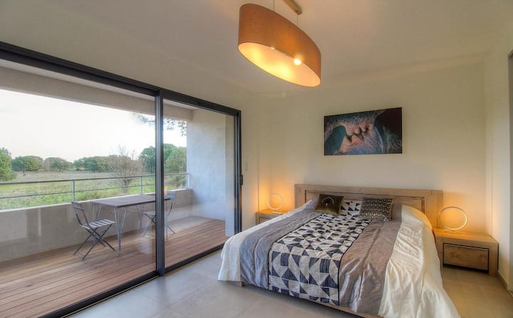 ห้องนอนใหญ่พร้อมพื้นที่ทำงานที่มองเห็นระเบียงขนาดใหญ่ 9 ตารางเมตรบนสวนและชนบท ขนาดเตียง 180x200 
ตู้เสื้อผ้าขนาดใหญ่ 2 ตู้