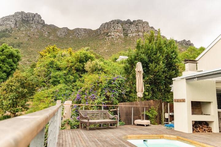 Tranquil mountain getaway gallery image 5