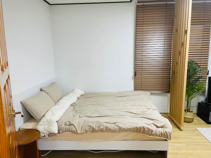 Es una cama de dormitorio principal. Es una cama tamaño queen para que duerman 2 personas.
