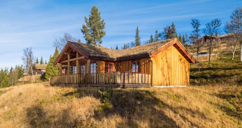 Hygge overlooking Gålåvannet and Jotunheimen