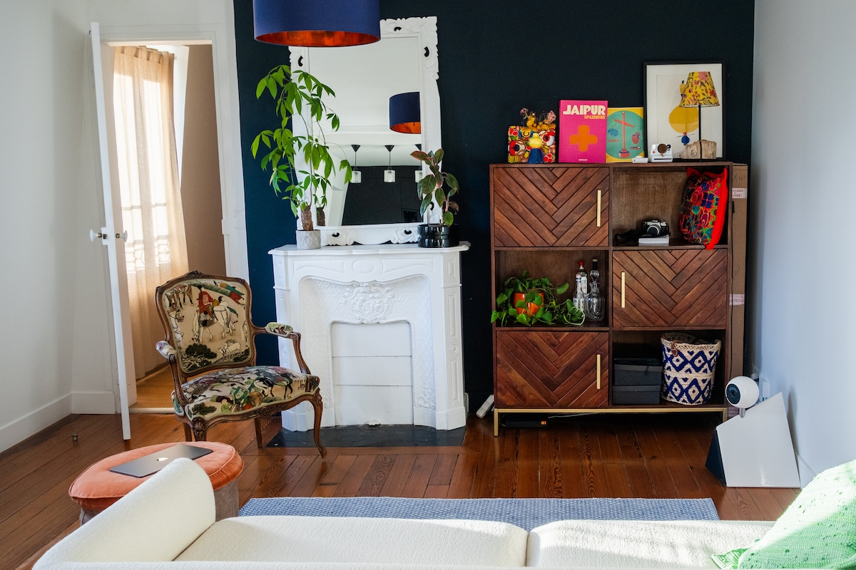 Successful Airbnb property: Artist's apartment 10 minutes from Paris in Asnières Sur Seine