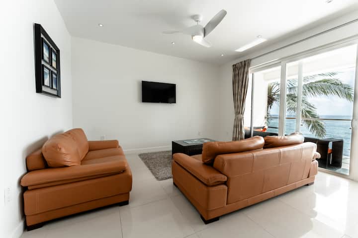 Il divano letto è per un adulto o 2 bambini. (troppo pieno)
