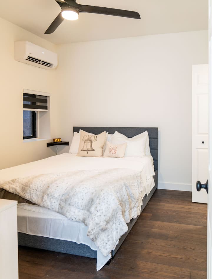 Pomoćni krevet može se izvlačiti ispod kreveta prema ormaru za još jedan prostor za spavanje 