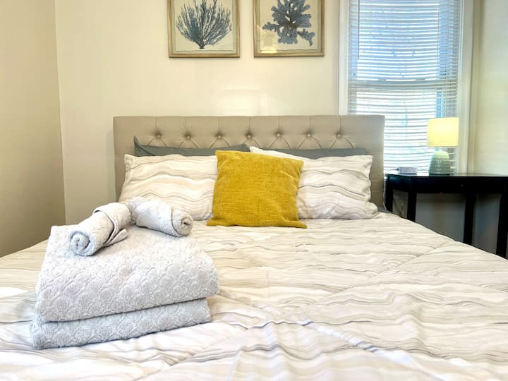 Dhomë gjumi me 2 madhësi "Queen" (dyshek me shkumë memorieje dhe 4 jastëkë)