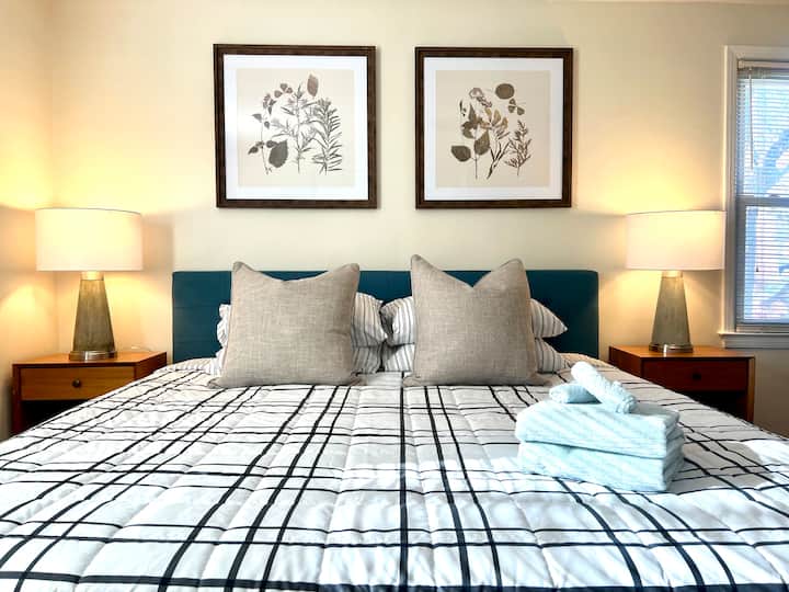 Madhësia e dhomës së gjumit 1 king (dyshek me shkumë memorie me 4 jastëkë)