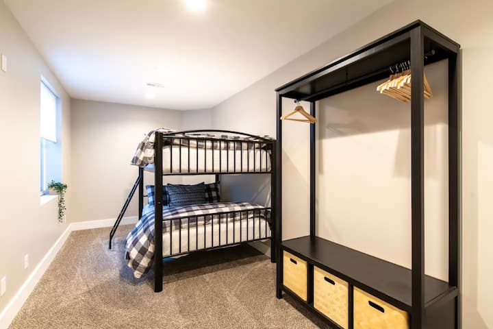 South House - подрумска спална соба (2 полни кревета /кревет на спрат)