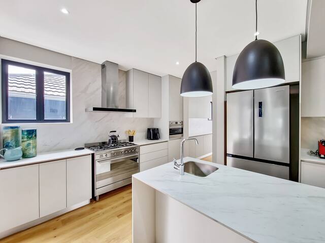 Luxurious Family home in Newlands with Pool gallery image 4