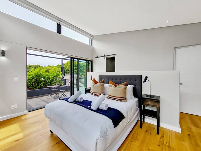 Luxurious Family home in Newlands with Pool gallery image 3