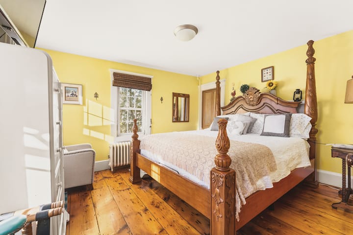 Our guests love the comfortable bed!!  King bed with adjustable base.