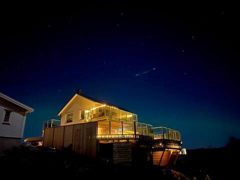 House with big terrace, hot tub and close to the sea