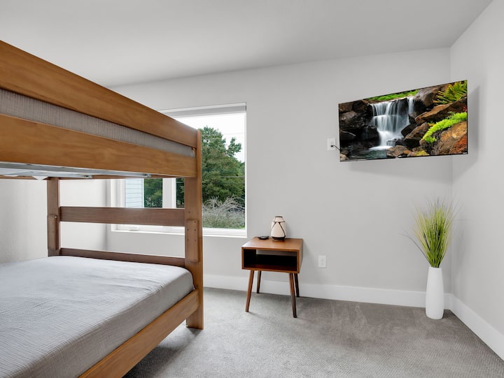 Спалня 3 има двойно легло queen size над двуетажно легло и 43 - инчов телевизор. 