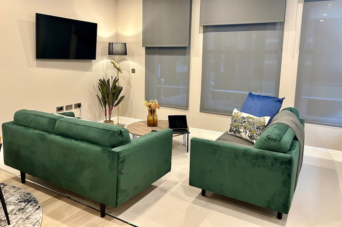 Top Airbnb: Chambers Residence | 2BR | Urban Oasis Prime Spot in Greater Manchester