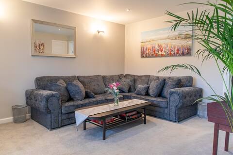 Beautiful & Luxurious Home
Free Parking | Wi-Fi