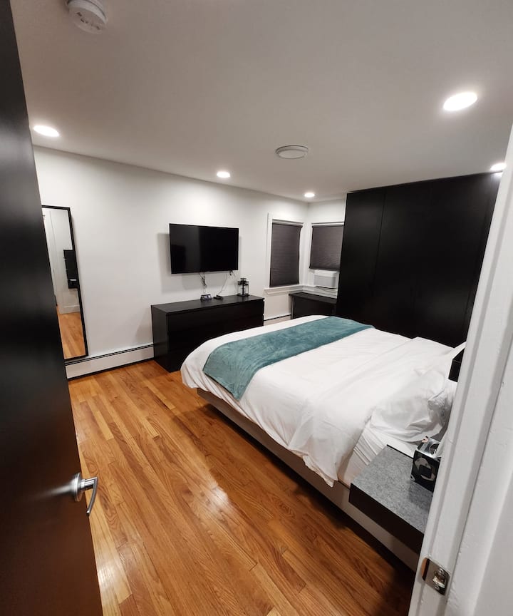 Habitación principal con mucho espacio en el armario/vestidor.