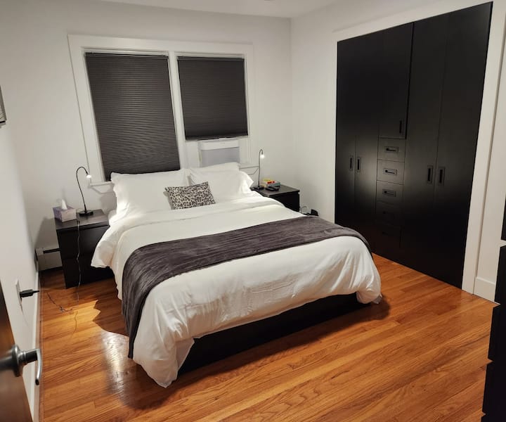 Dormitorio de invitados con mucho espacio en el armario/vestidor.