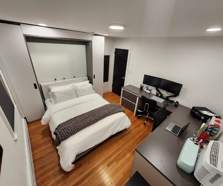 Oficina/dormitorio (cama tamaño queen)