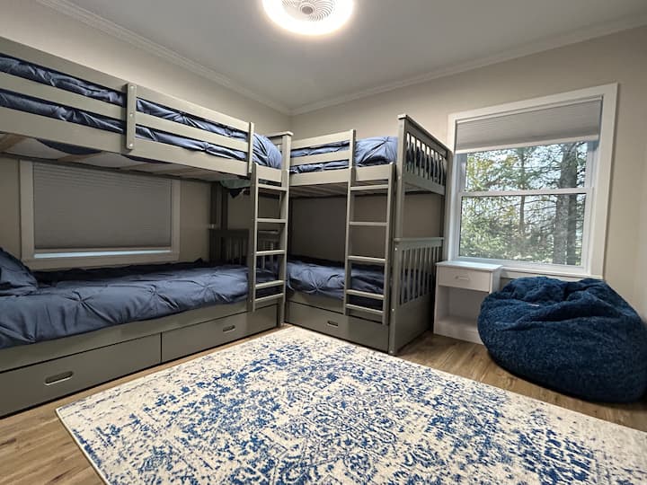 2 literas individuales con espacio para un colchón inflable si es necesario. ¡También la bolsa de frijoles Corduroy se convierte en una cama doble!