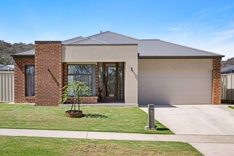 Leneva Spacious & Stylish Stay