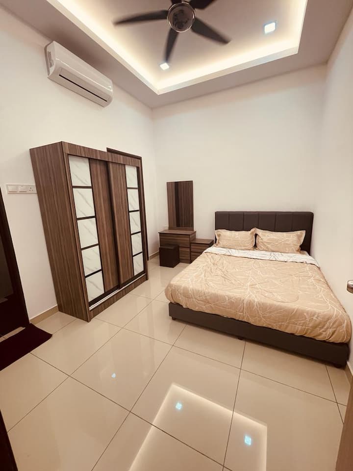 Chambre 6 : 1 lit Queen avec salle de bain privée