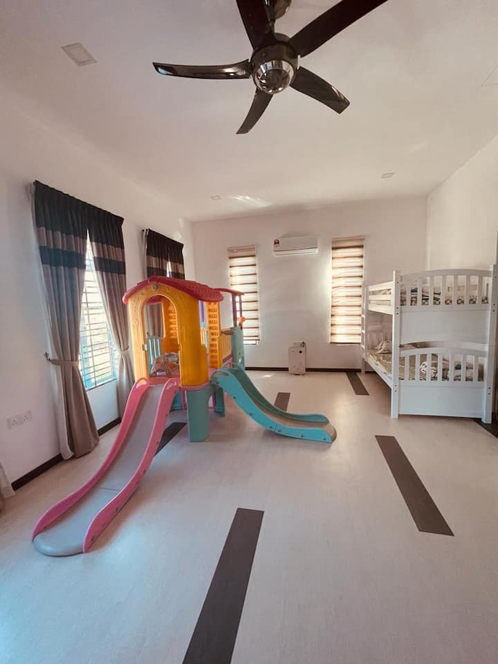 Grande aire de jeux pour enfants.