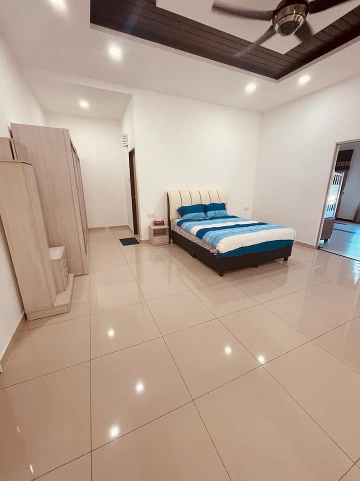 Chambre 1 avec salle de bain privée et tente de jeu pour enfants.