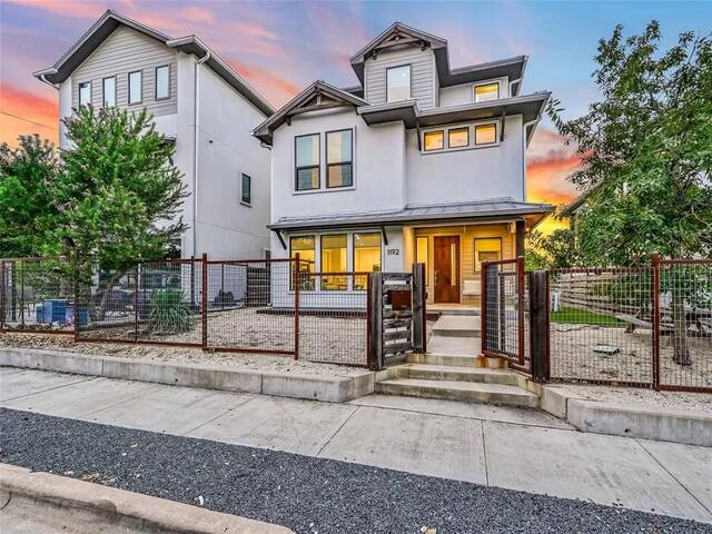 Downtown Getaway | + Views | Sleeps 12 | near ACL gallery image 2