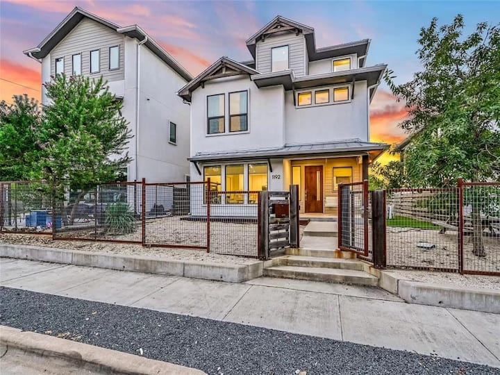 Cityscape Haven | Sleeps 14 | Rooftop Views - Austin, TX