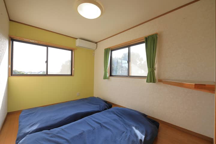 2nd floor bedroom (Western room)