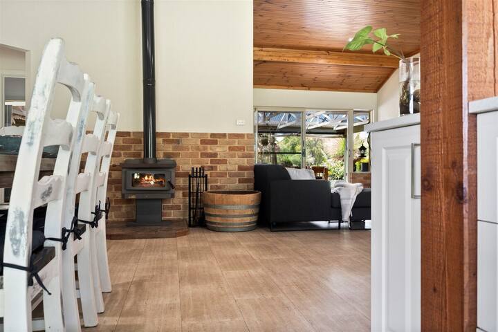 Dandjoo – hot tub, fire pit, outdoor entertainment gallery image 5