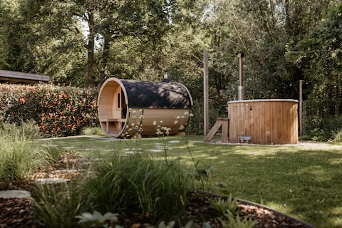 Vacation home with wellness on the edge of the forest