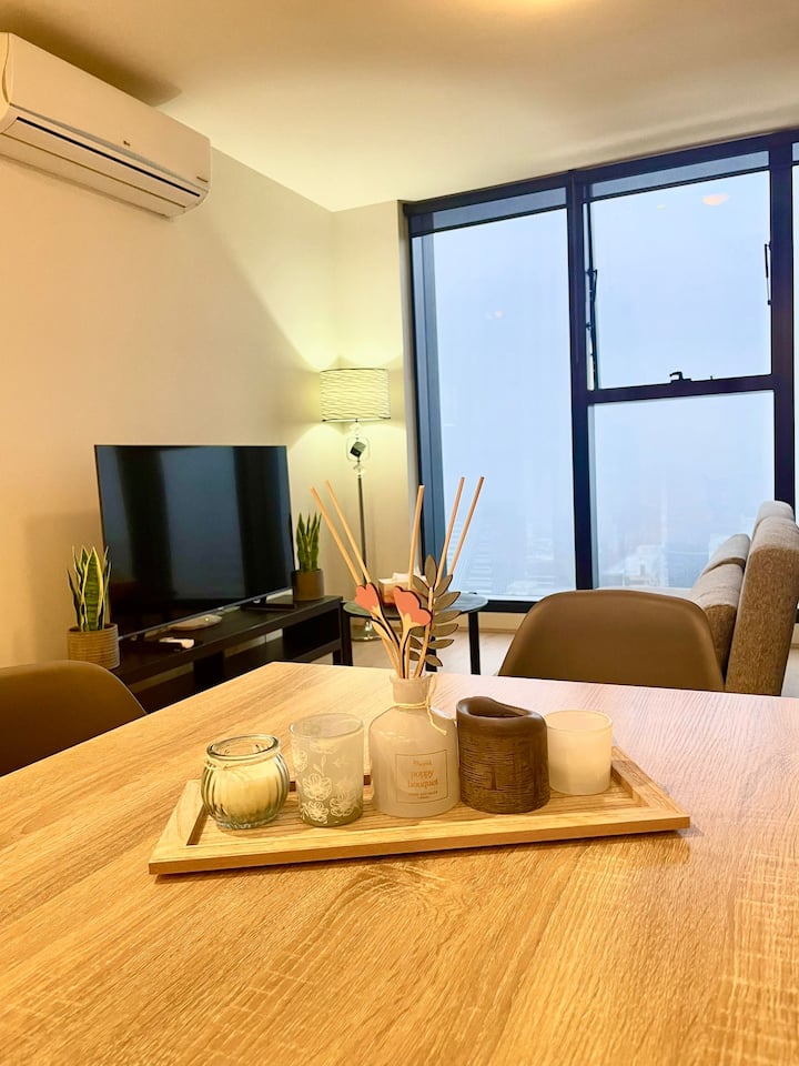 ხედი სასადილო ოთახიდან მისაღებ ოთახზე