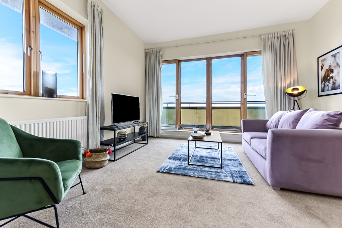 Top Airbnb: City Penthouse - Balcony, Smart TV, Open Plan Area in Central Milton Keynes