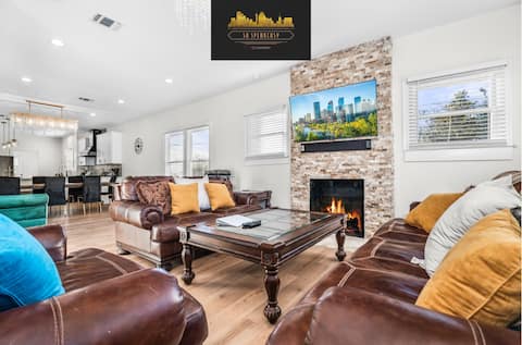 Lively 4BR/3.5BA and Guesthouse with Skyline Views