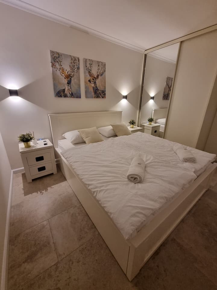 Vaša hlavná spálňa zahŕňa manželskú posteľ, šatník s vešiakmi a útulné osvetlenie. Posteľná bielizeň je zahrnutá vo všetkých lôžkach. Spálňa má okno, ktoré zaplní priestor prirodzeným svetlom a elektronickými tienidlami na zatemnenie okien, aby ste zaručili hlboký spánok.

