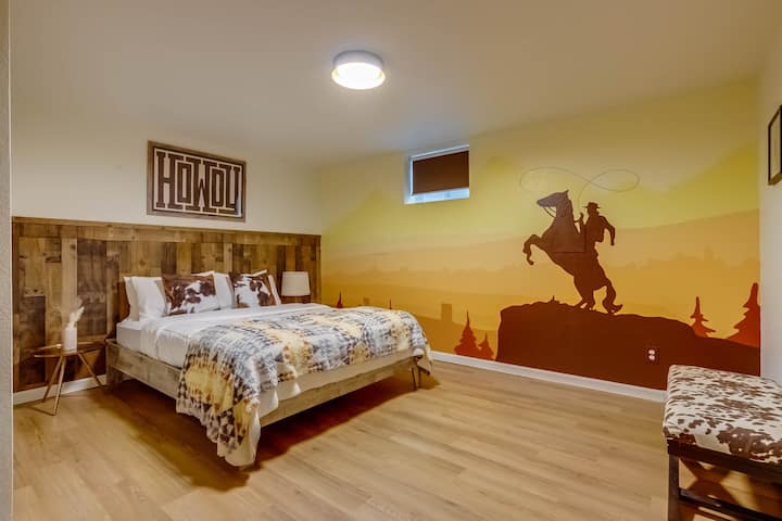 Užite si zábavnú, farebnú spálňu „Wild, Wild West“ s manželskou posteľou Queen, dvoma nočnými stolíkmi, zatemňovacími tienidlami, lavičkou, šatníkom s vešiakom navyše, stojanom na batožinu a toaletným stolom/pracovnou stanicou.