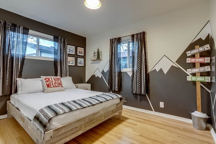 Odpočiňte si v spálni „Double Black Diamond“ s manželskou posteľou, nočným stolíkom, závesmi na zatemnenie izby, vešiakmi navyše a stojanom na batožinu.