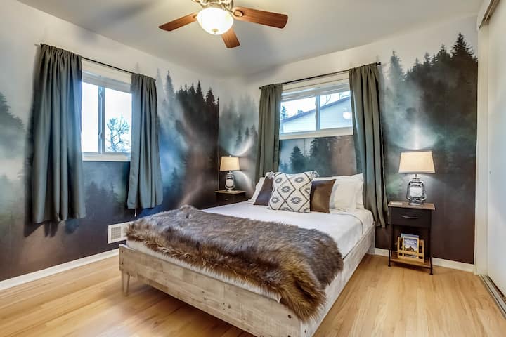 Oddýchnite si v malebnej spálni „Rocky Mountain National Park“ s manželskou posteľou, 32-palcovou TV, dvoma nočnými stolíkmi, zatemňovacími závesmi, vešiakmi navyše a stojanom na batožinu.