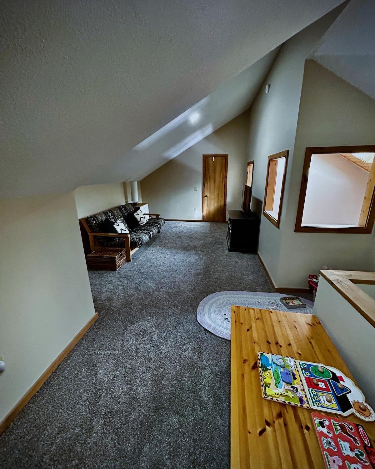 ფართო ლოფტი ფუტონით (ახლად დამატებული ფანჯარა და საწოლი 152×203 სმ — სურათზე არ არის) და სათამაშო ოთახით. Შეფუთვა და თამაში ხელმისაწვდომია მოთხოვნისამებრ. Ახალი ხალიჩები კომფორტული საცხოვრებელი სივრცის შესაქმნელად.