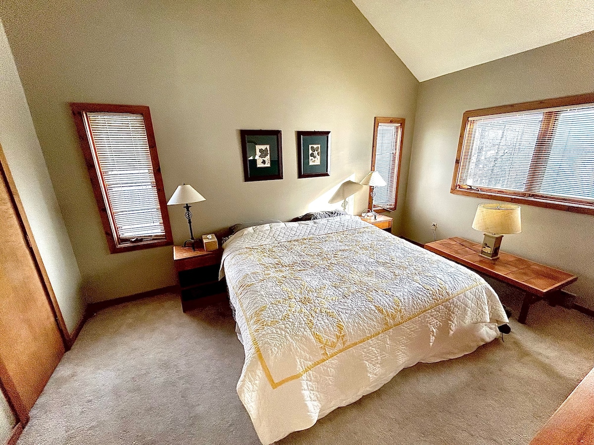 Მთავარი ფლიგელი დიდი ზომის საწოლითა და სააბაზანოთი ტელევიზორით.