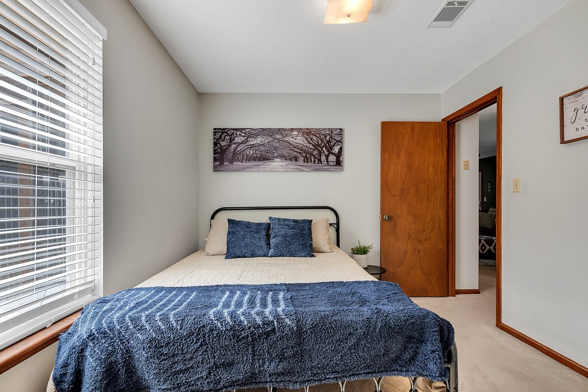 ორადგილიანი საძინებელი გვერდითი მაგიდით