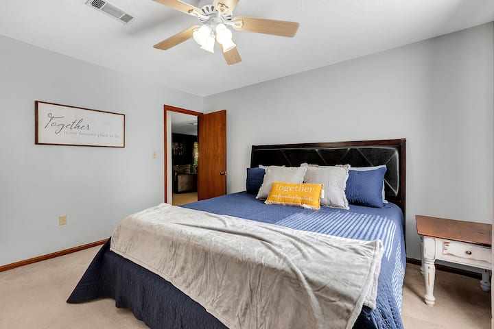 Suita kryesore ndodhet veçmas nga dhomat e tjera të gjumit për të ofruar privatësi optimale