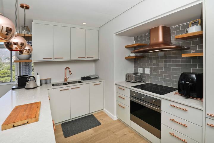 Stunning Apt with 180 views gallery image 2